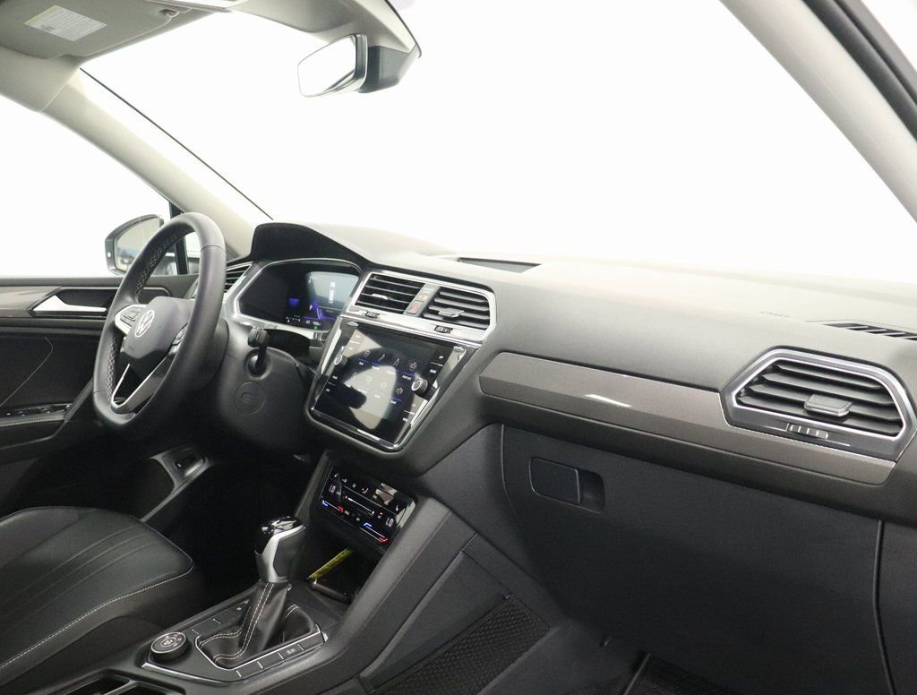 Used 2024 Volkswagen Tiguan SE w/ Panoramic Sunroof Package image 23