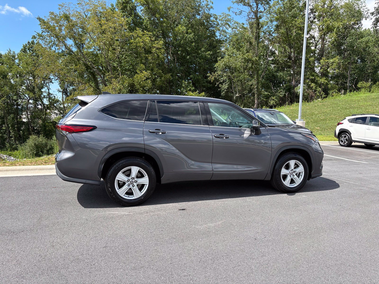 Used 2022 Toyota Highlander LE FWD image 8