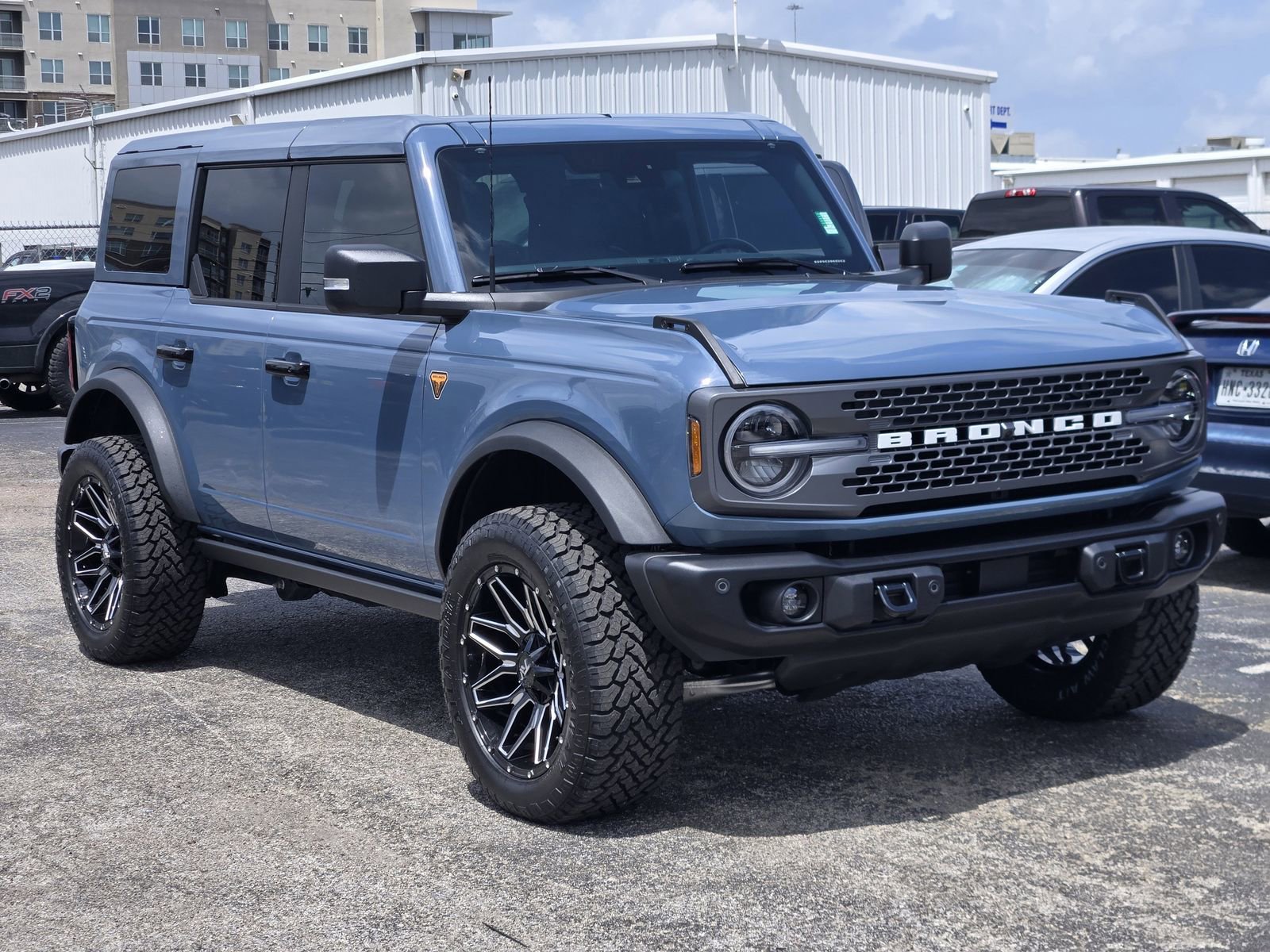 Used 2025 Ford Bronco Badlands AWD/4WD image 3