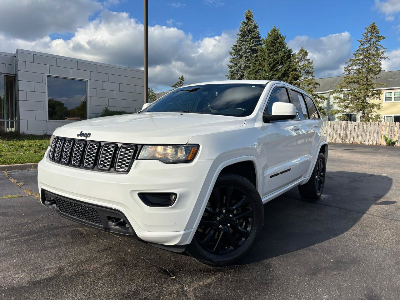 Used 2021 Jeep Grand Cherokee Altitude AWD/4WD image 3