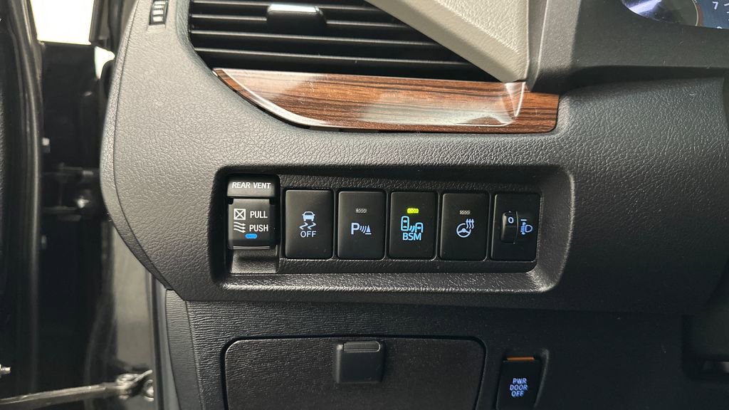 Used 2017 Toyota Sienna Limited image 34