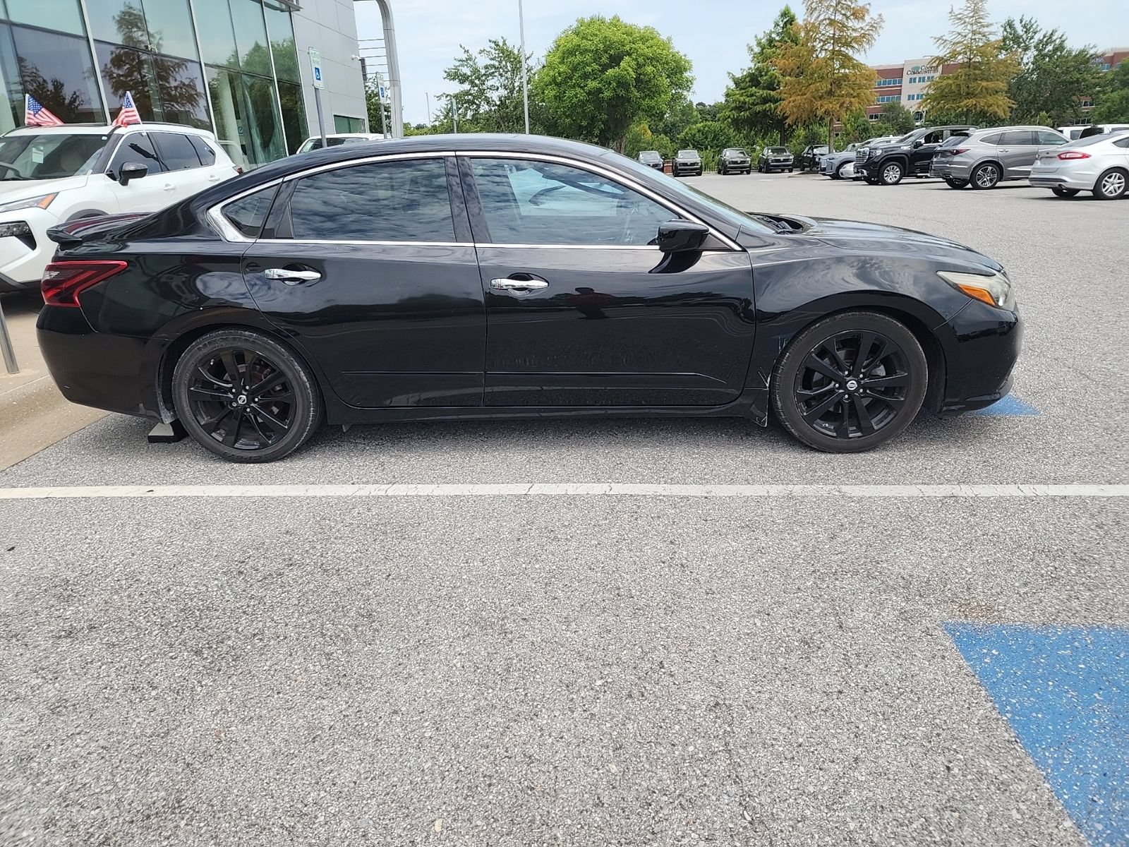 Used 2017 Nissan Altima 2.5 SR w/ Midnight Edition Package FWD image 4