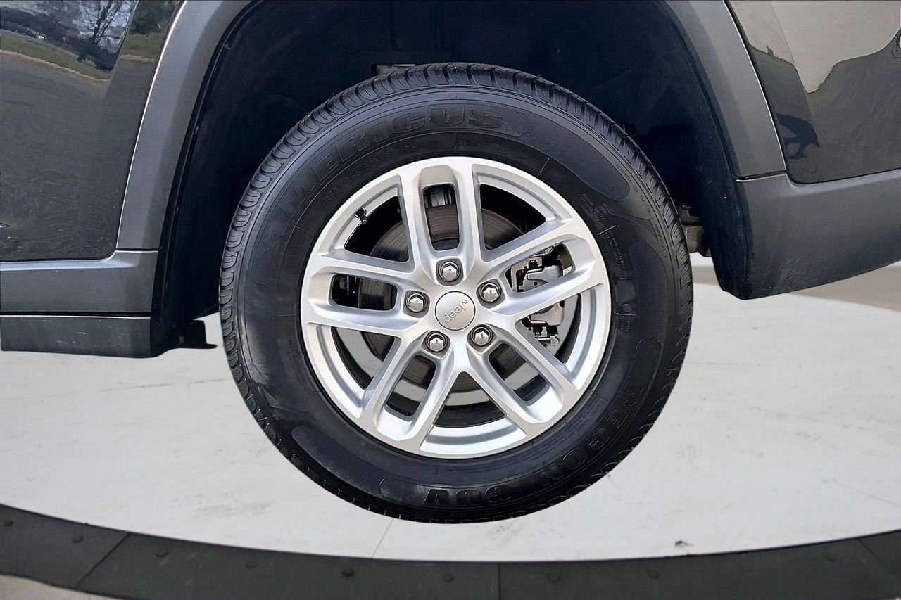 Certified 2023 Jeep Grand Cherokee Laredo X image 36