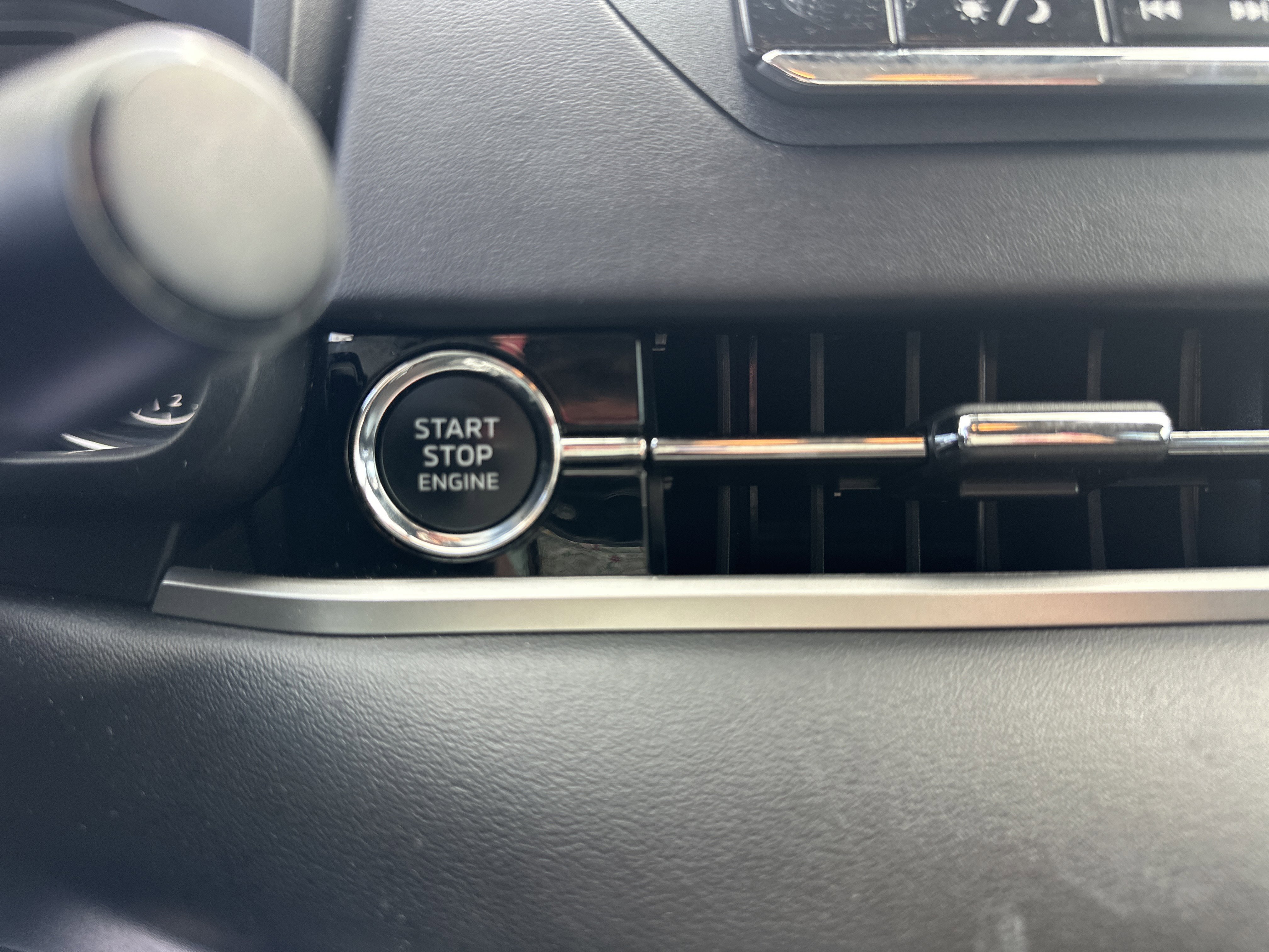 Used 2023 Mitsubishi Outlander ES AWD/4WD image 13