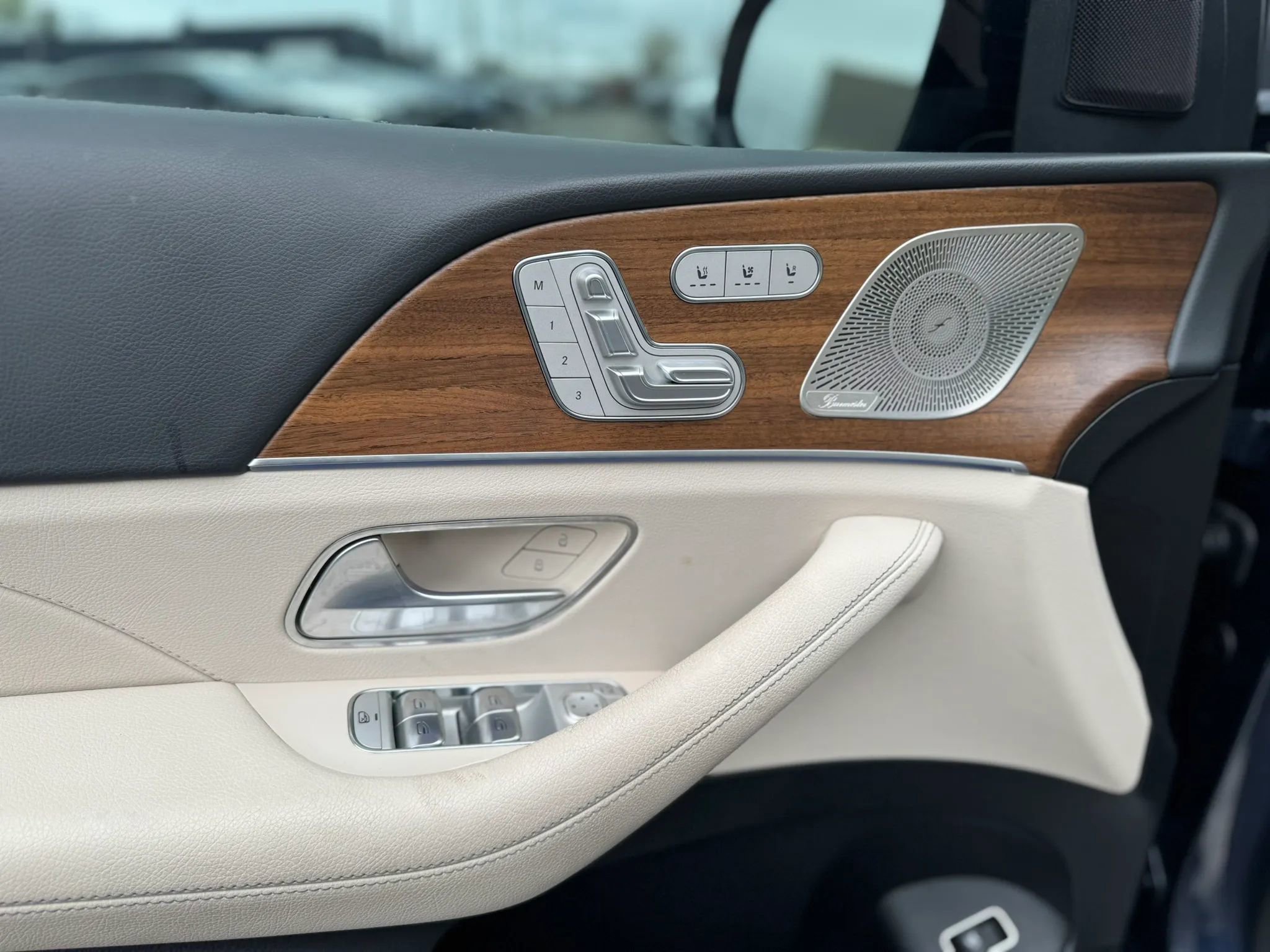 Used 2025 Mercedes-Benz GLS 450 4MATIC w/ AMG Line Exterior image 25