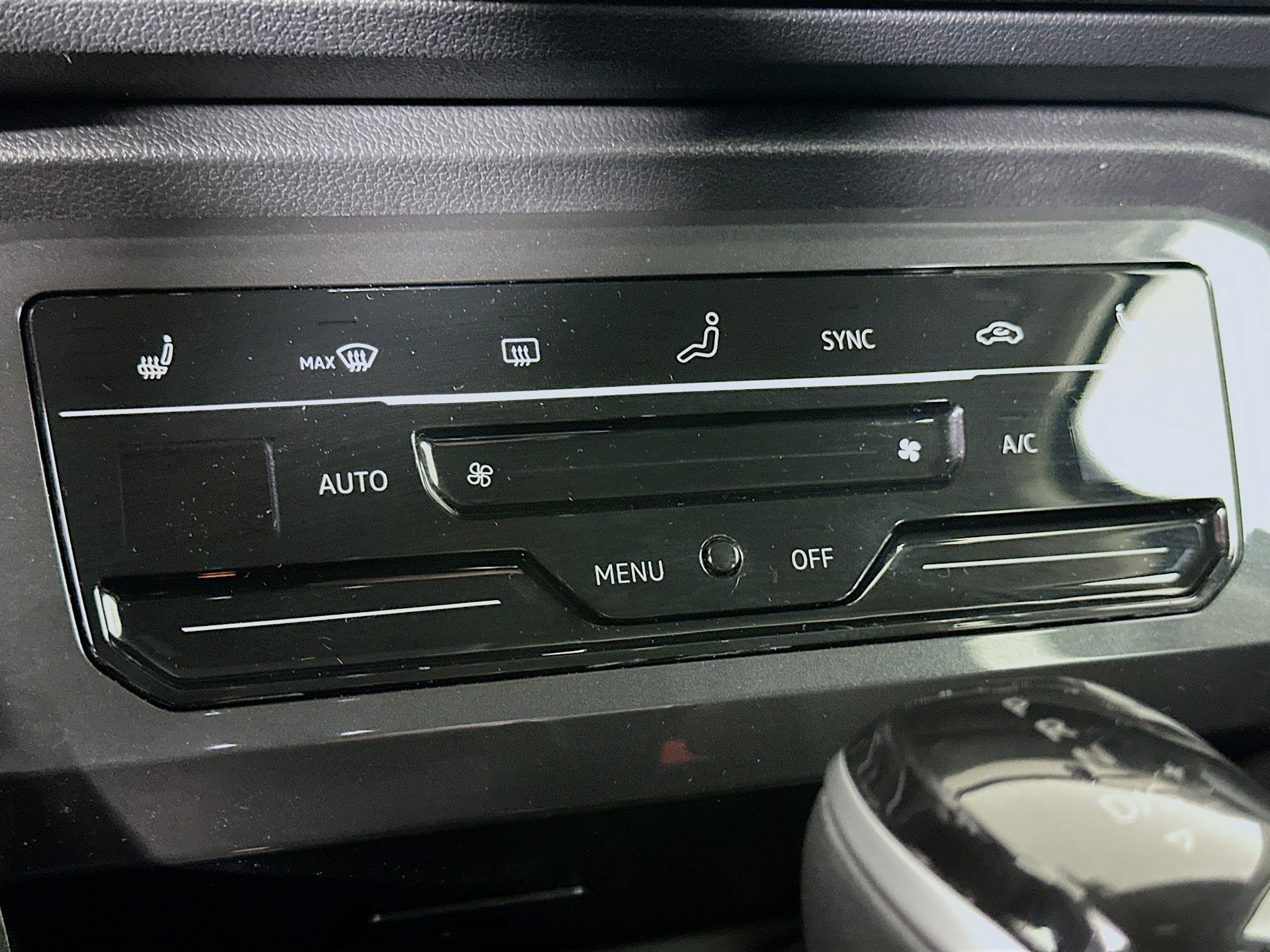 Used 2024 Volkswagen Tiguan SE image 23