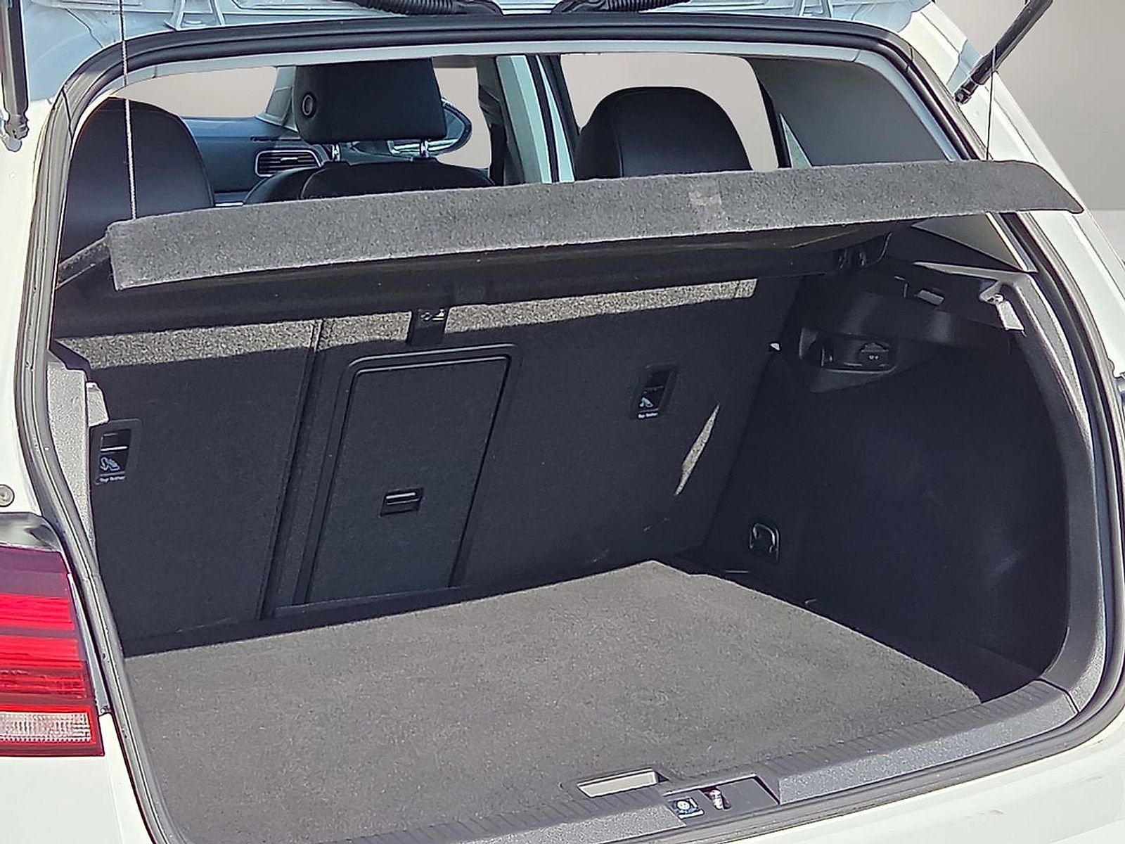 Used 2018 Volkswagen e-Golf SEL Premium image 9