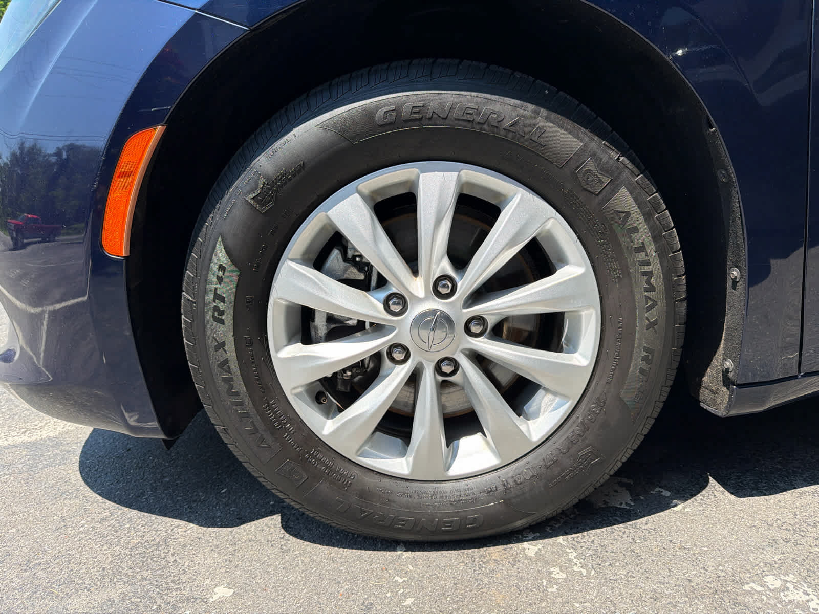 Used 2017 Chrysler Pacifica Touring w/ Tire & Wheel Group FWD image 13