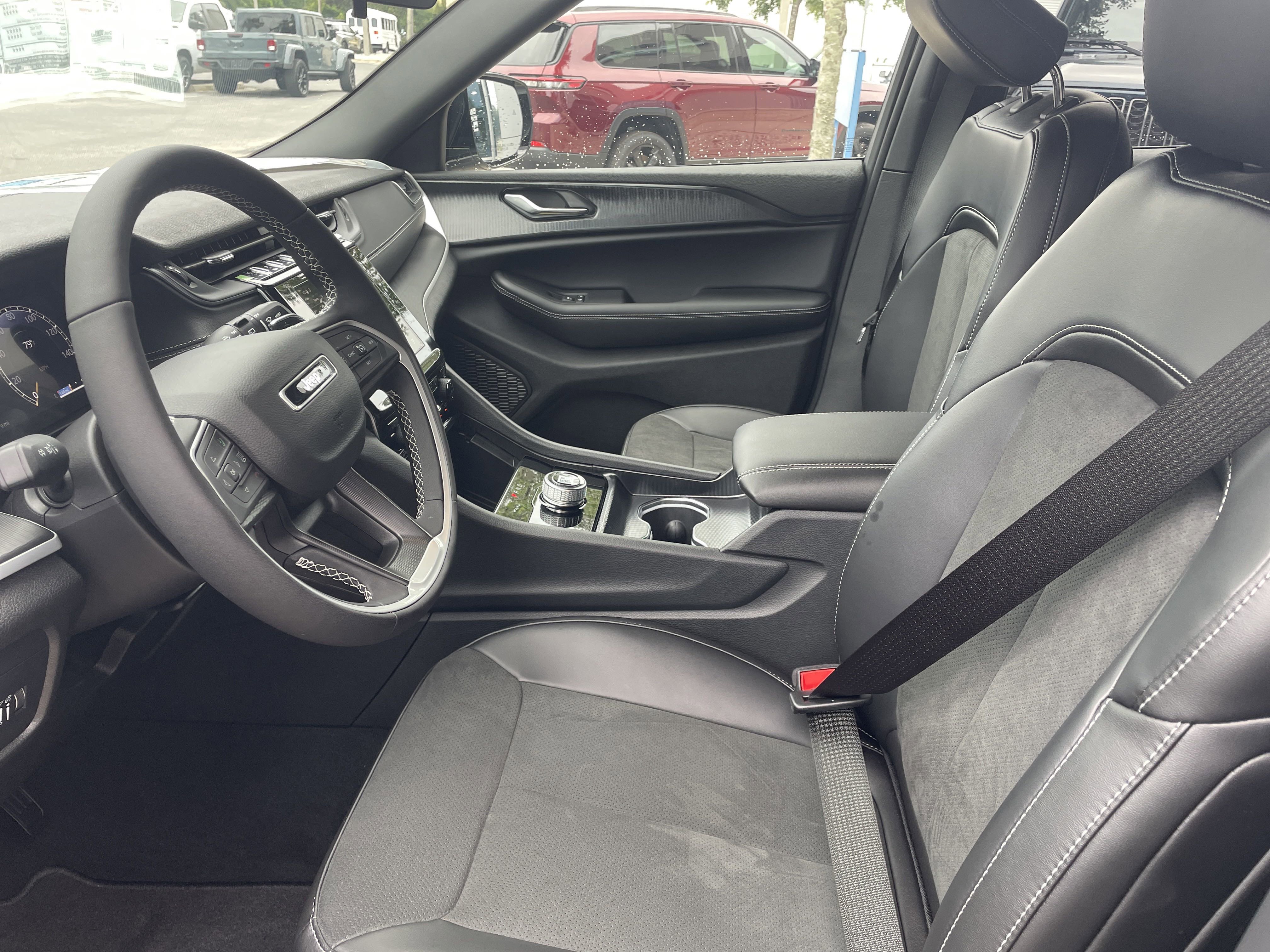 New 2025 Jeep Grand Cherokee Altitude image 12