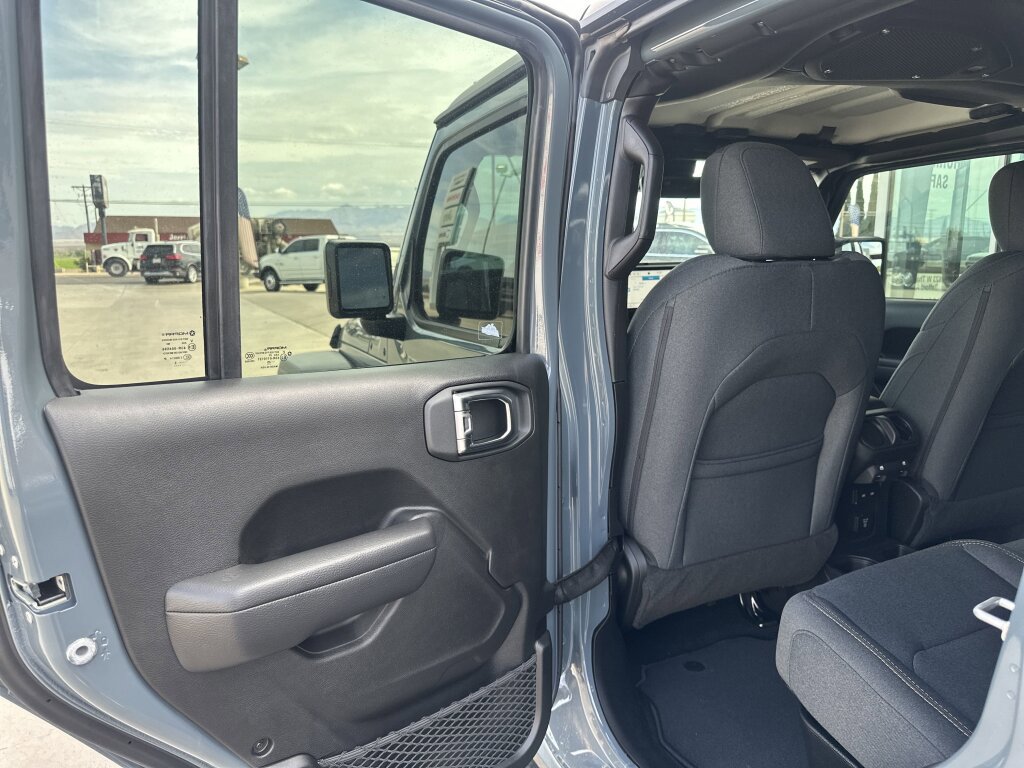 New 2025 Jeep Gladiator Sport image 9