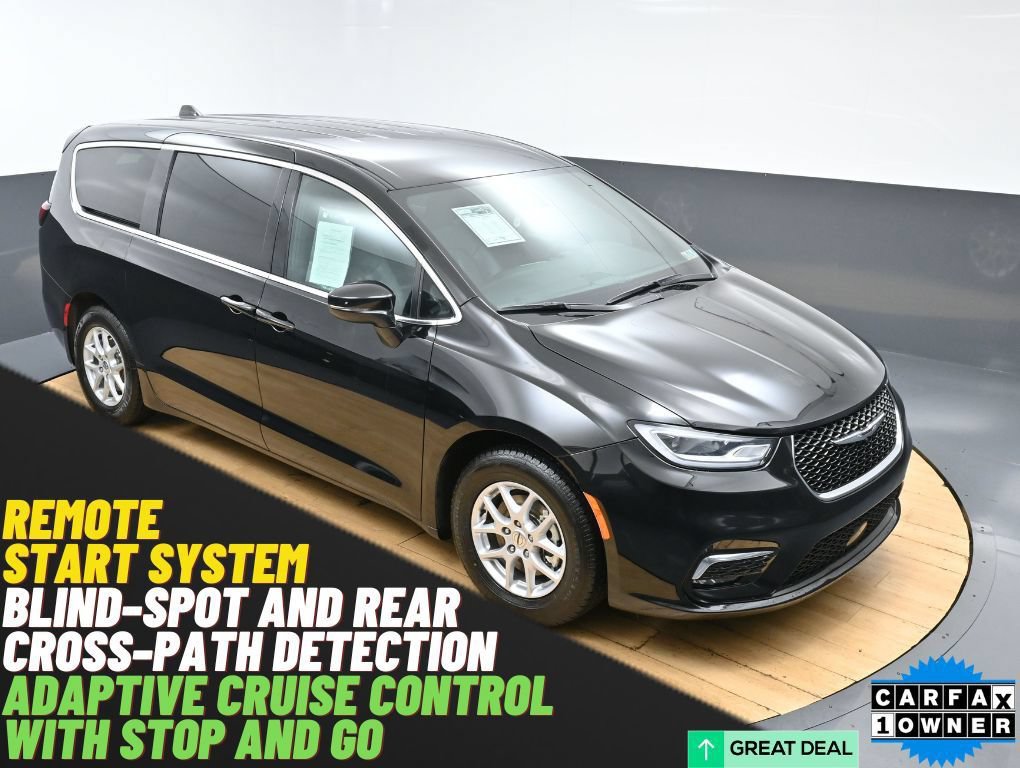 Used 2025 Chrysler Pacifica Select FWD image 1