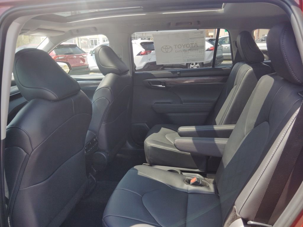 New 2026 Toyota Highlander Platinum AWD/4WD image 10