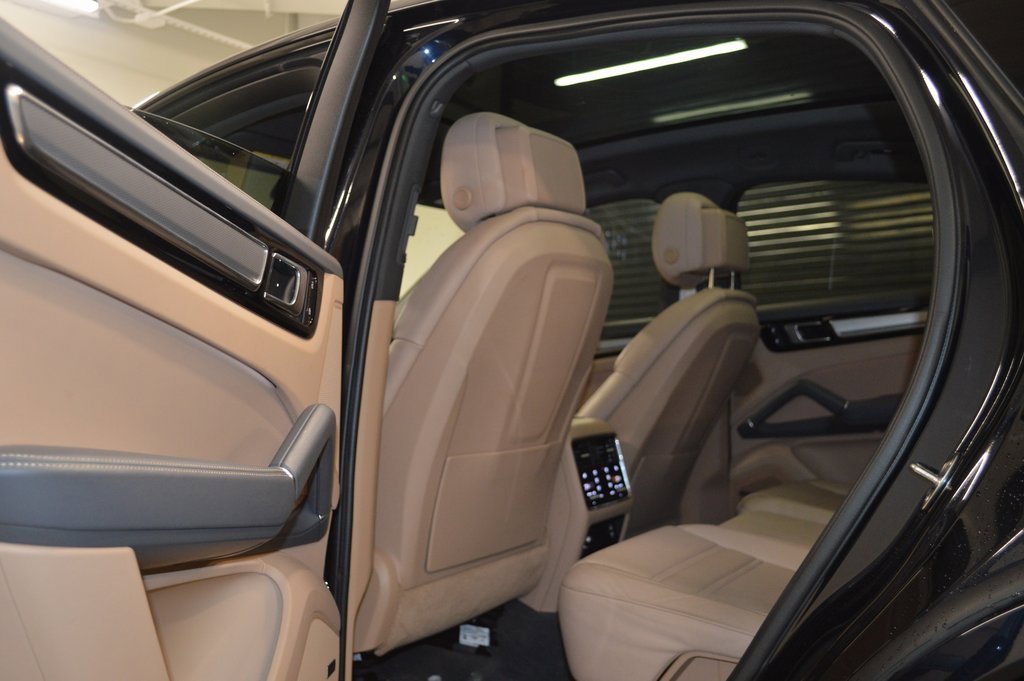 Certified 2023 Porsche Cayenne Platinum Edition image 36