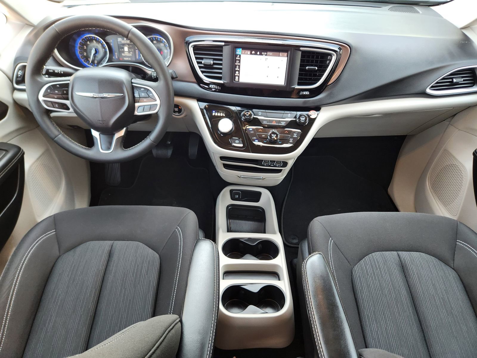 Used 2023 Chrysler Voyager LX image 29