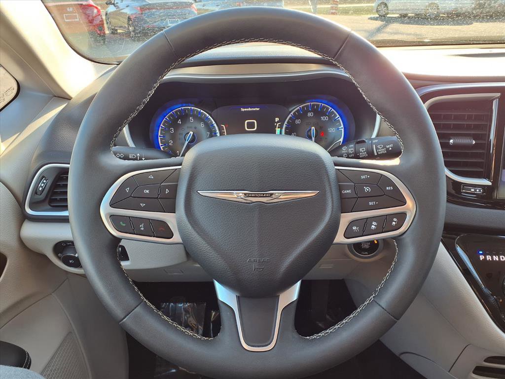 Used 2024 Chrysler Pacifica Touring-L image 17