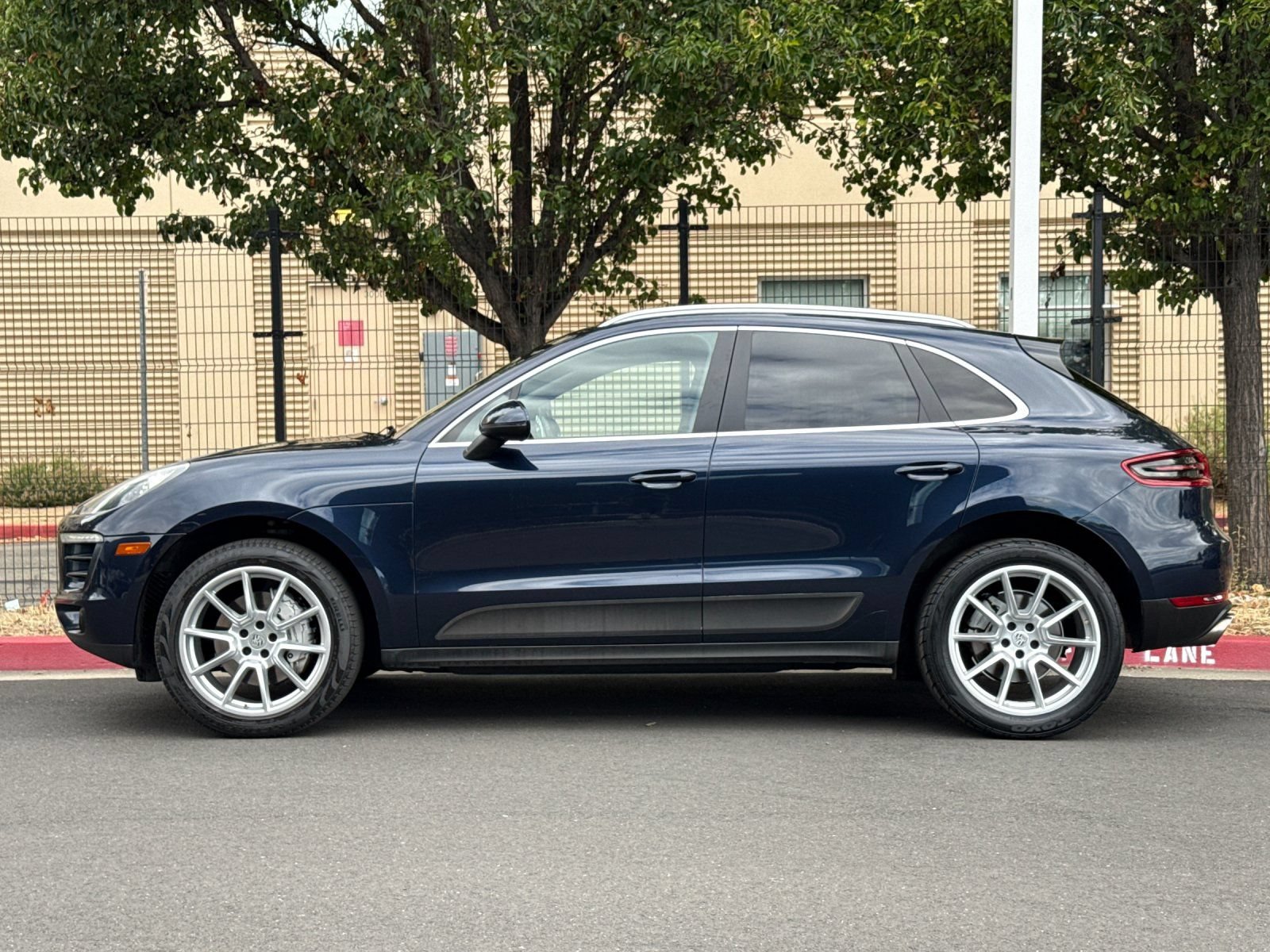 Used 2017 Porsche Macan S AWD/4WD image 3