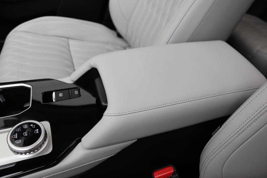 Used 2025 Mitsubishi Outlander AWD image 46