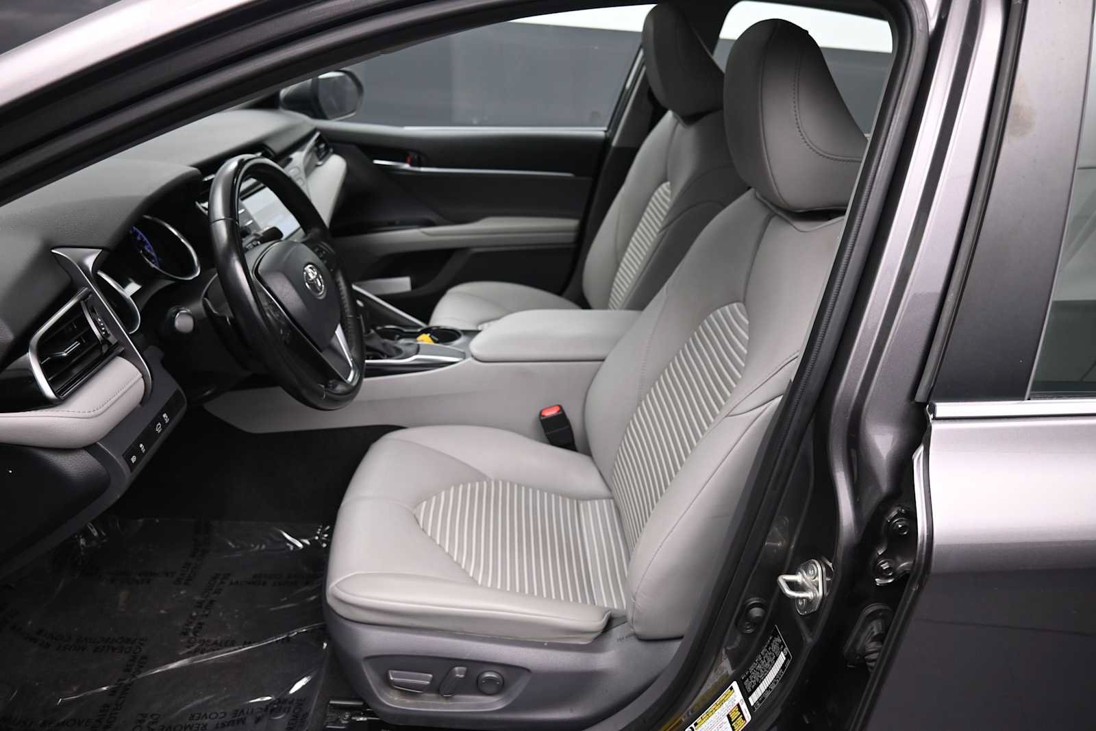 Used 2020 Toyota Camry SE w/ Convenience Package FWD image 22