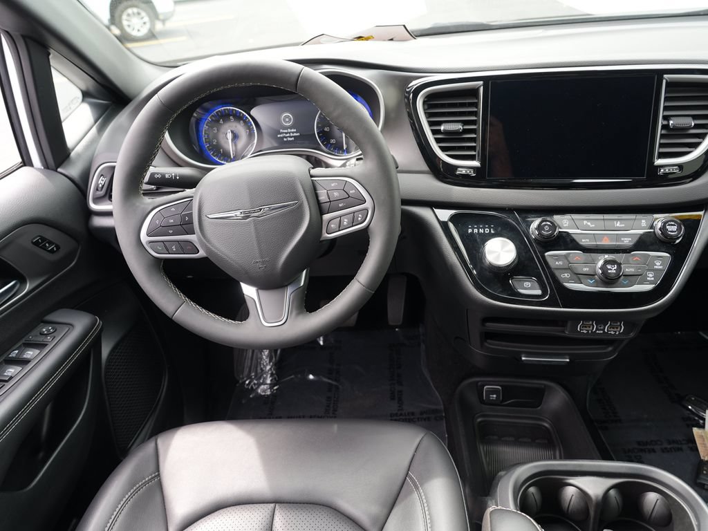 Used 2025 Chrysler Pacifica Select FWD image 19