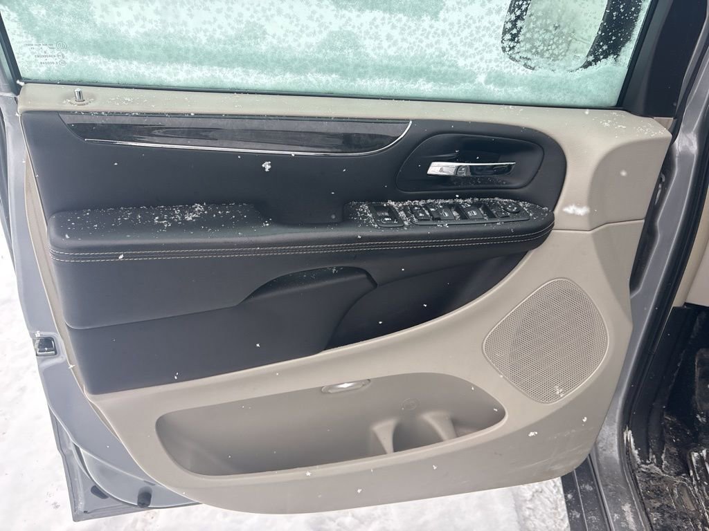 Used 2013 Chrysler Town & Country Touring-L w/ Driver Convenience Group image 12