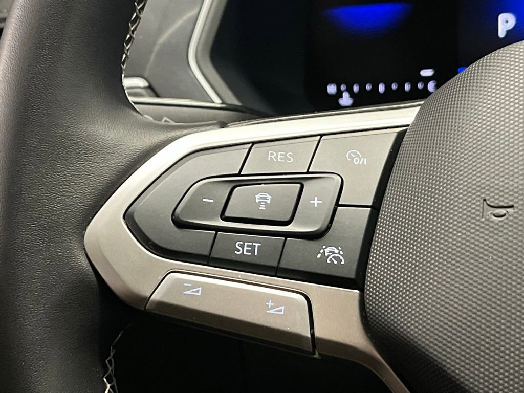 Used 2024 Volkswagen Tiguan SE w/ Panoramic Sunroof Package image 26