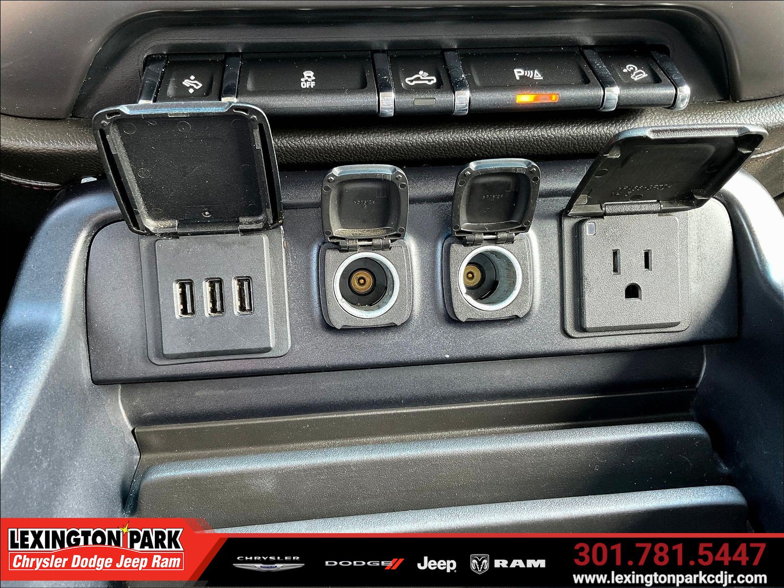 Used 2015 GMC Sierra 1500 SLT w/ All-Terrain Package AWD/4WD image 16