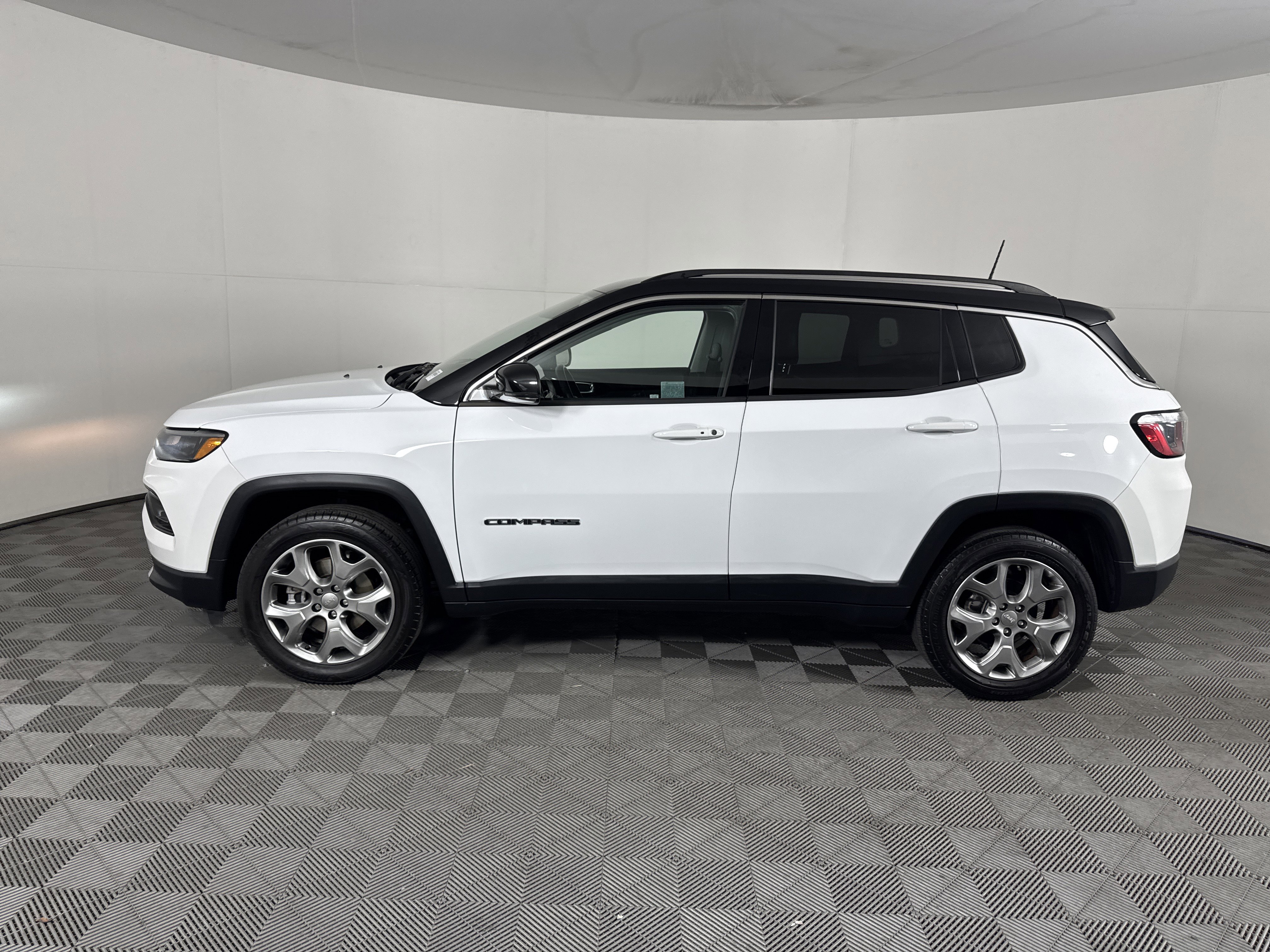 Used 2022 Jeep Compass Limited image 7