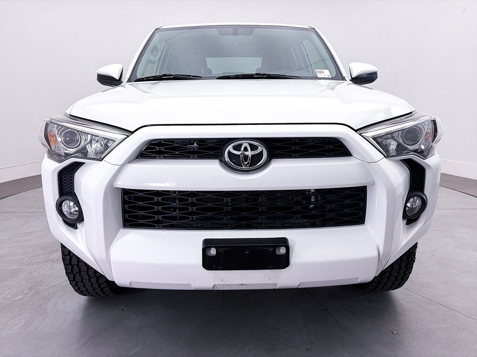 Used 2018 Toyota 4Runner SR5 AWD/4WD image 3