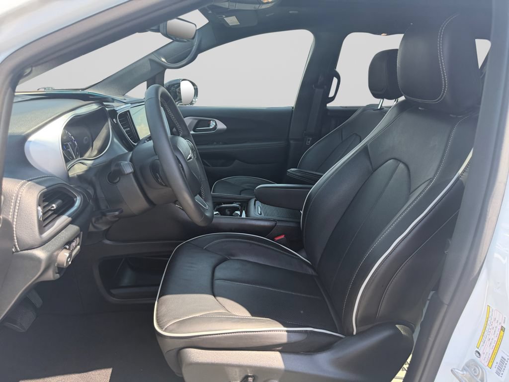 Used 2026 Chrysler Pacifica Limited FWD image 10