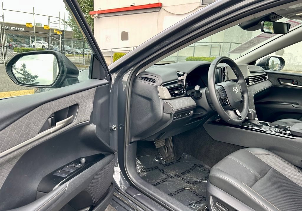 Used 2025 Toyota Camry XLE FWD image 9