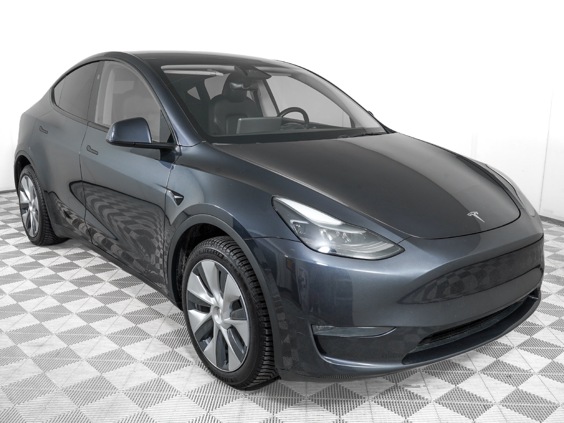 Used 2024 Tesla Model Y Long Range AWD/4WD image 3