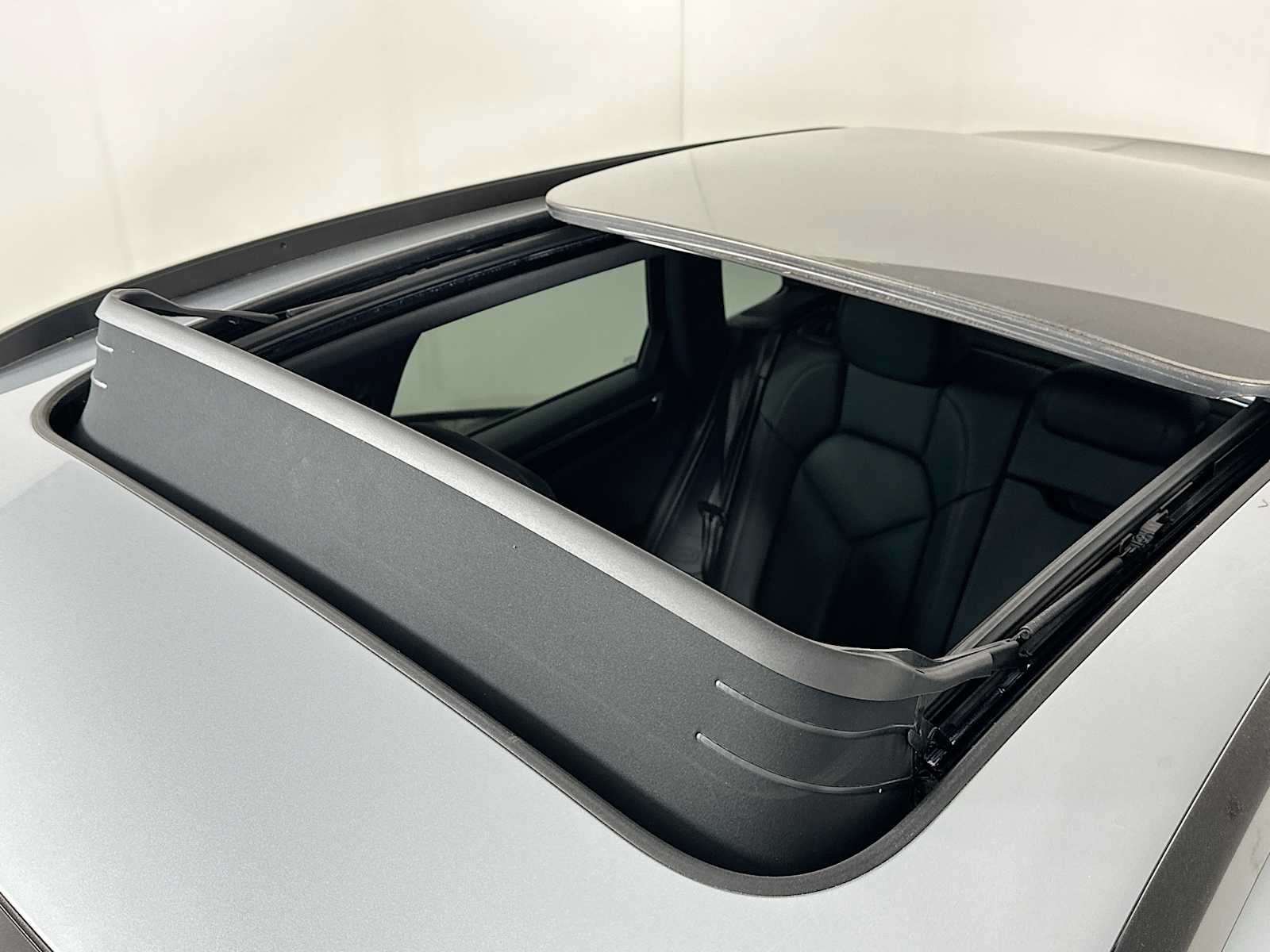 Certified 2026 Porsche Macan AWD/4WD image 22