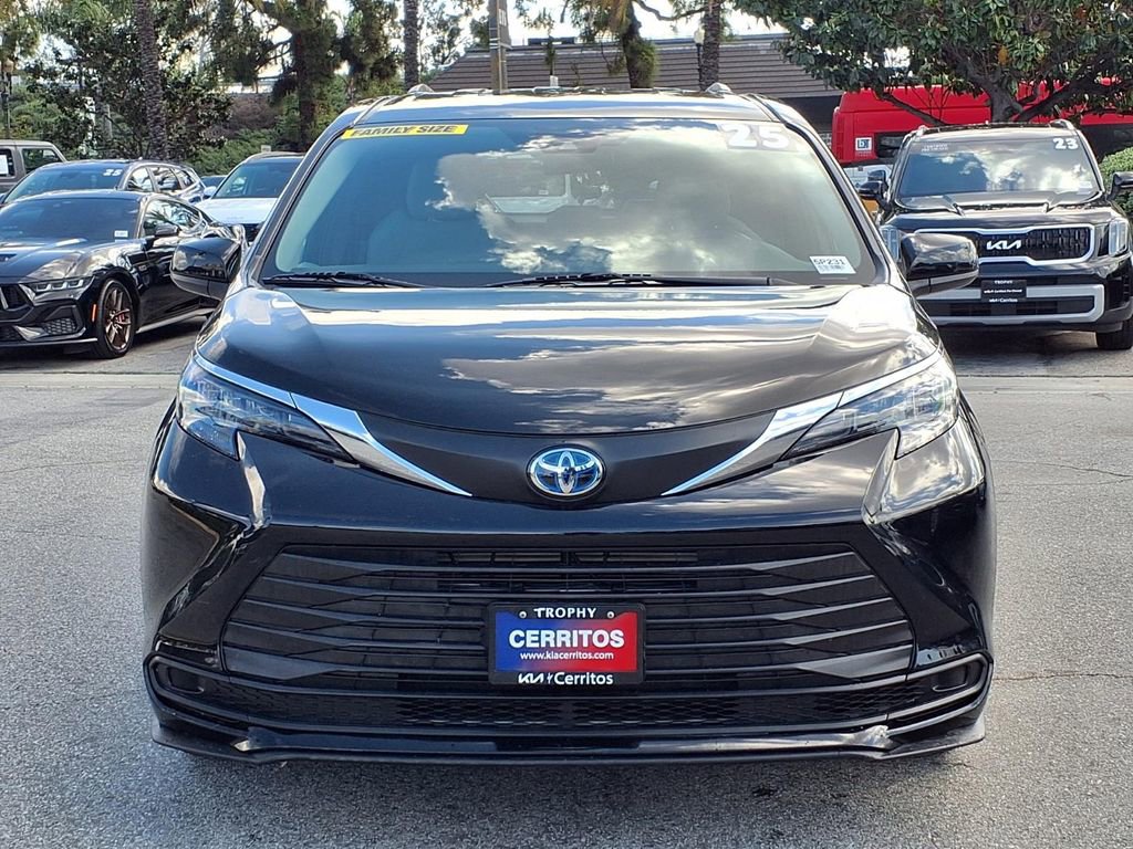 Used 2025 Toyota Sienna LE image 8