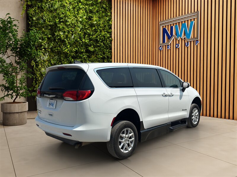Used 2022 Chrysler Voyager LX FWD image 53
