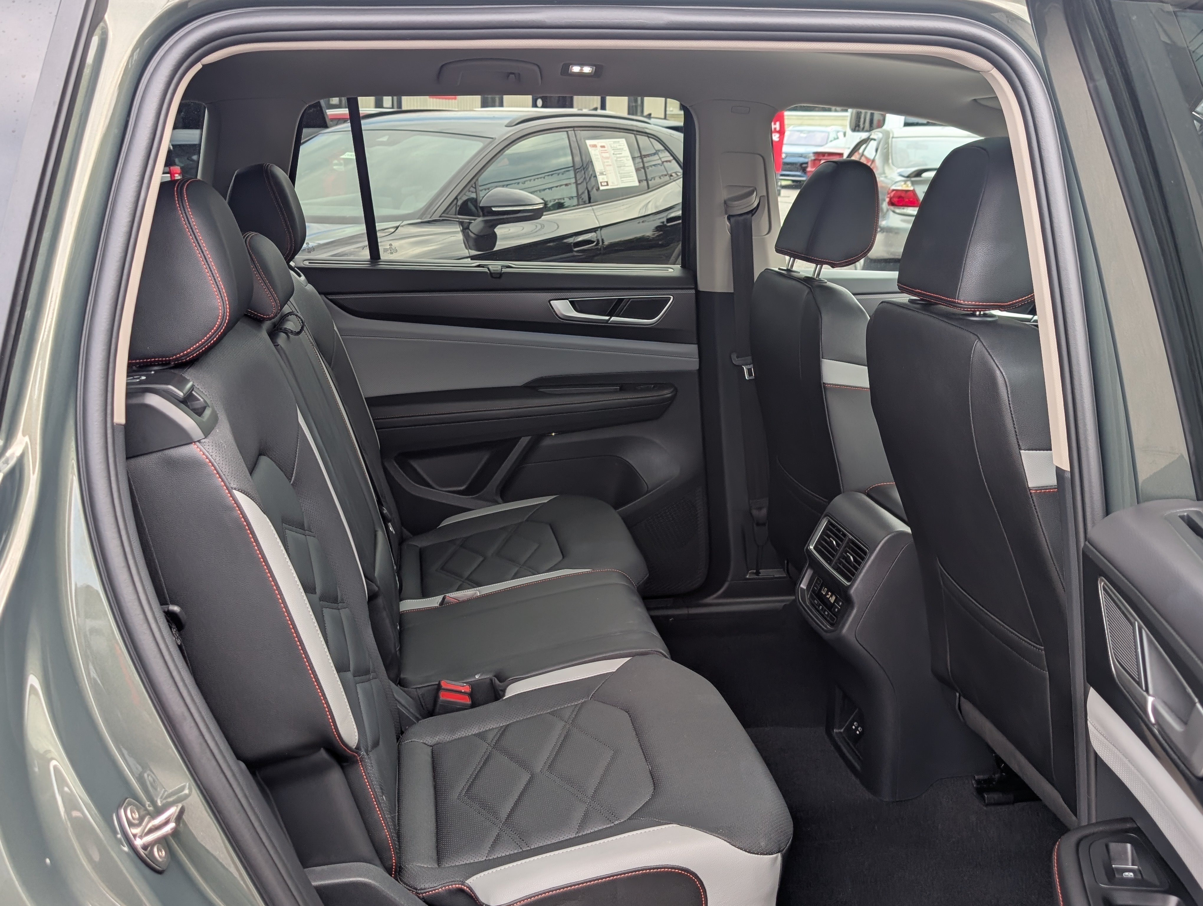 Used 2026 Volkswagen Atlas Peak Edition AWD/4WD image 13