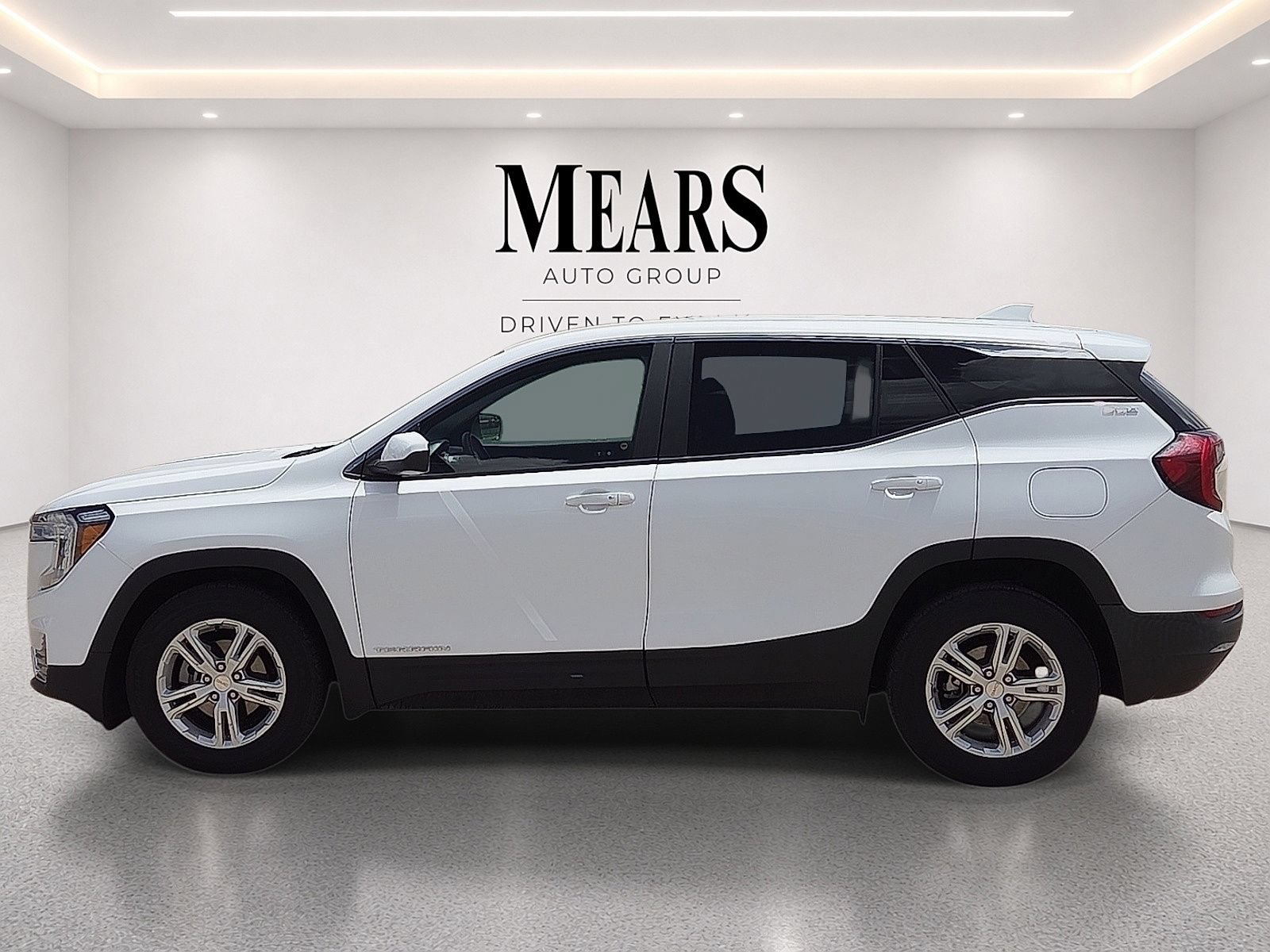 Used 2024 GMC Terrain SLE FWD image 2