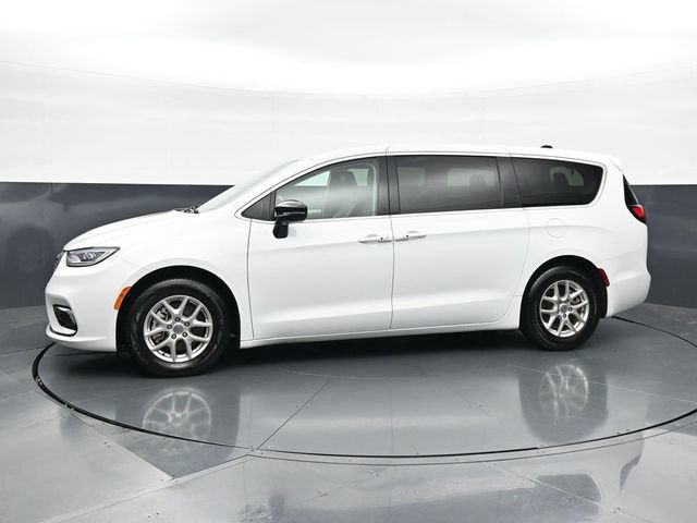 Used 2024 Chrysler Pacifica Touring-L FWD image 6