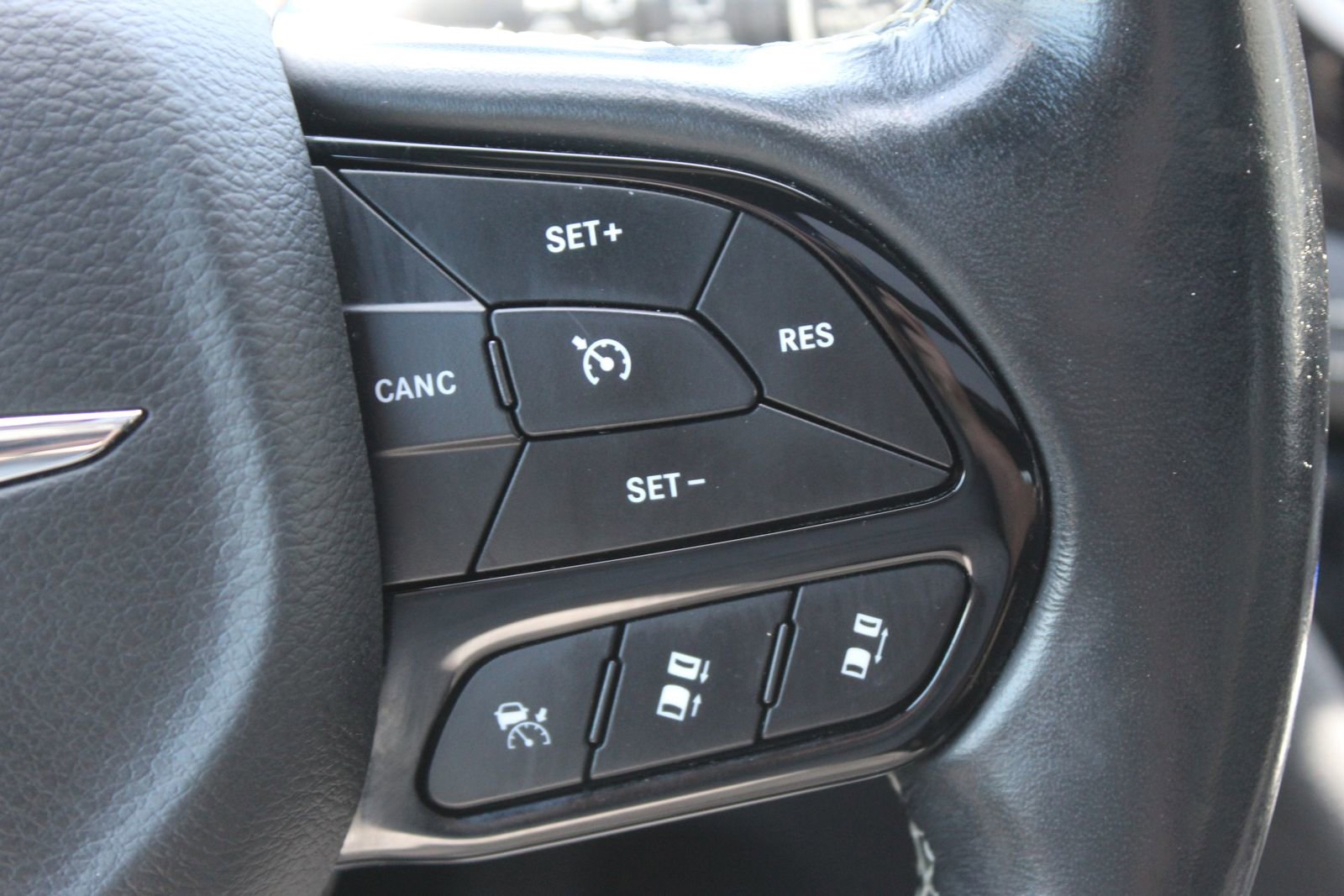 Used 2021 Chrysler Pacifica Touring-L w/ Uconnect Theater Family Group FWD image 24