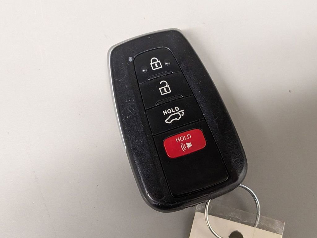 Used 2022 Toyota Highlander XLE AWD/4WD image 37