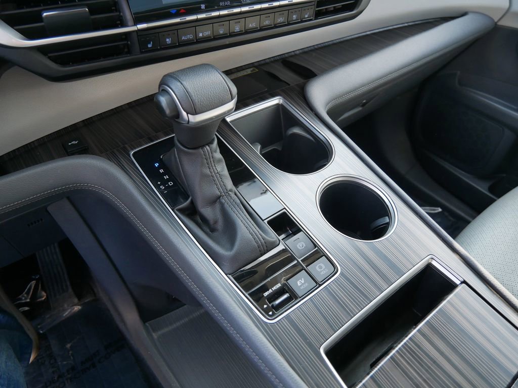 Used 2023 Toyota Sienna Limited image 18