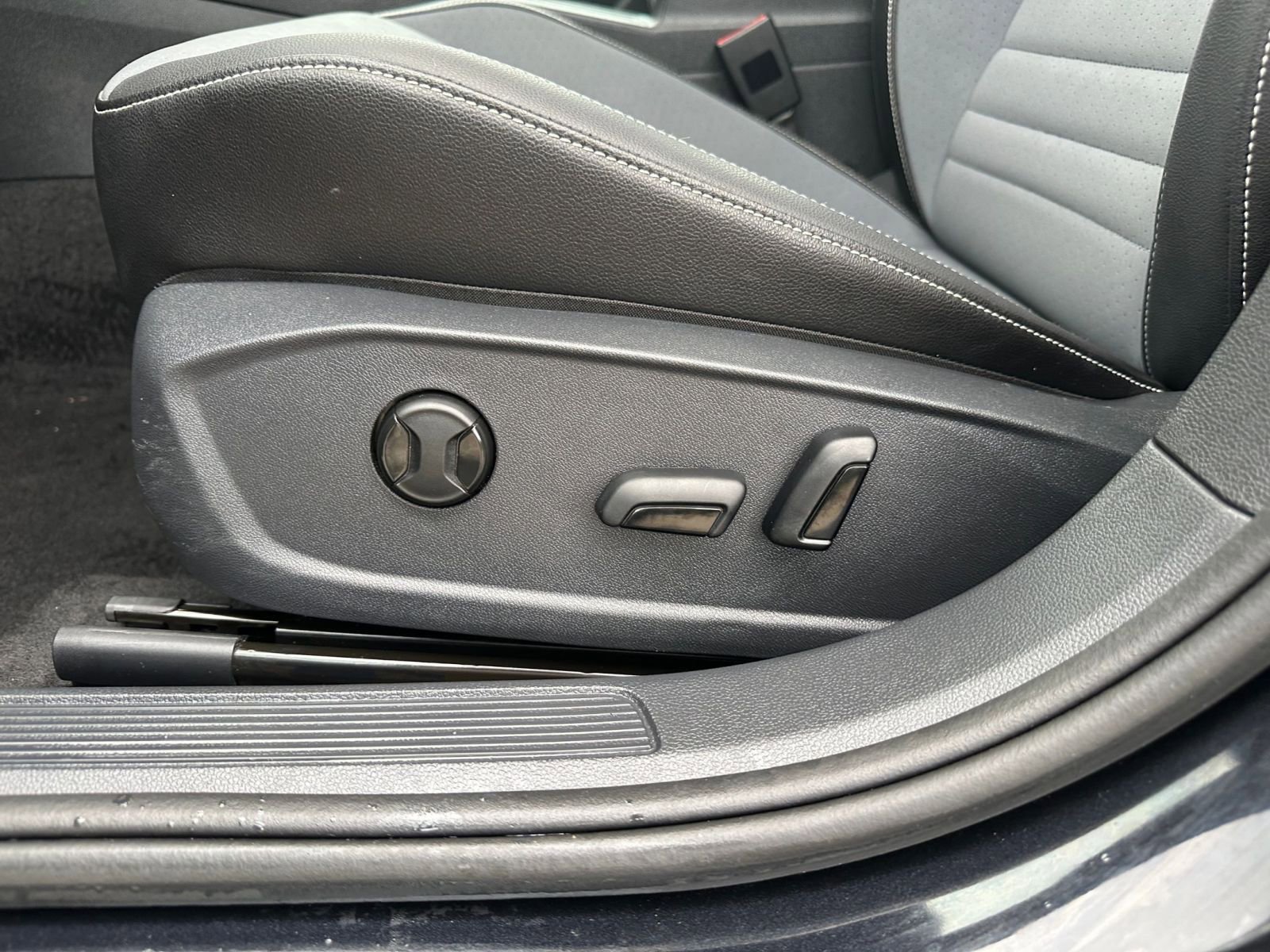 Used 2025 Volkswagen Jetta SE image 25