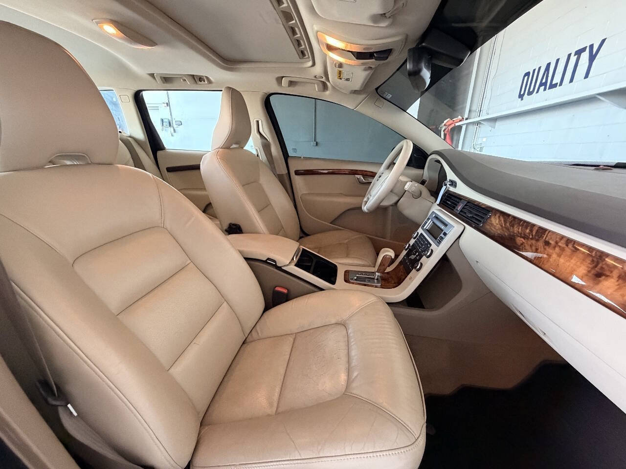 Used 2010 Volvo V70 FWD image 22