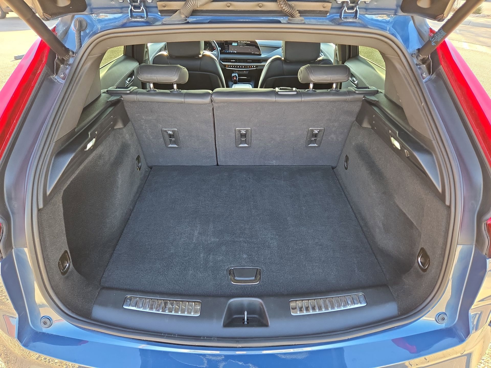 Used 2025 Cadillac XT4 Premium Luxury image 12