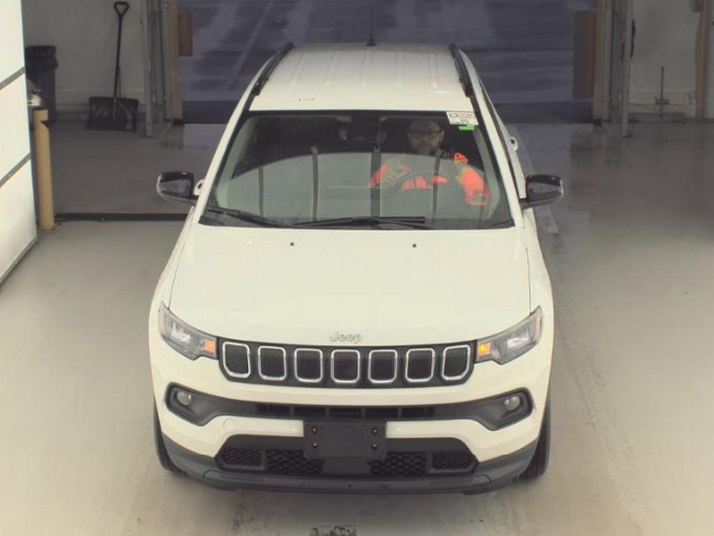 Used 2022 Jeep Compass Latitude image 2