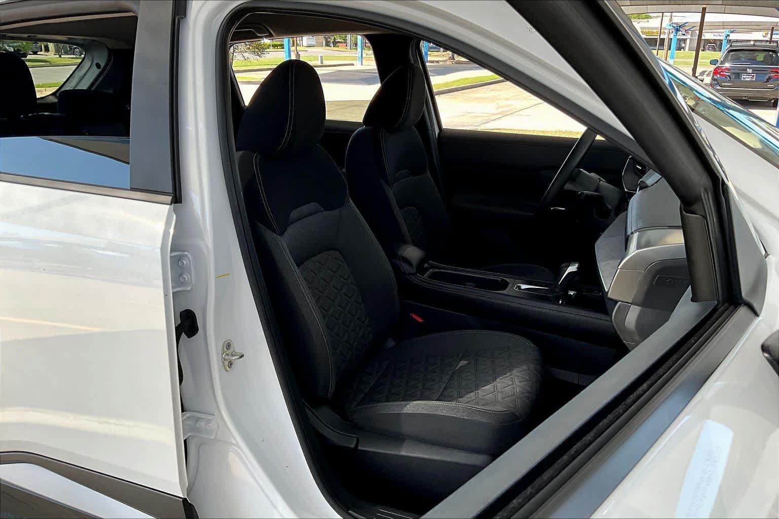 Used 2025 Nissan Kicks SV AWD/4WD image 16