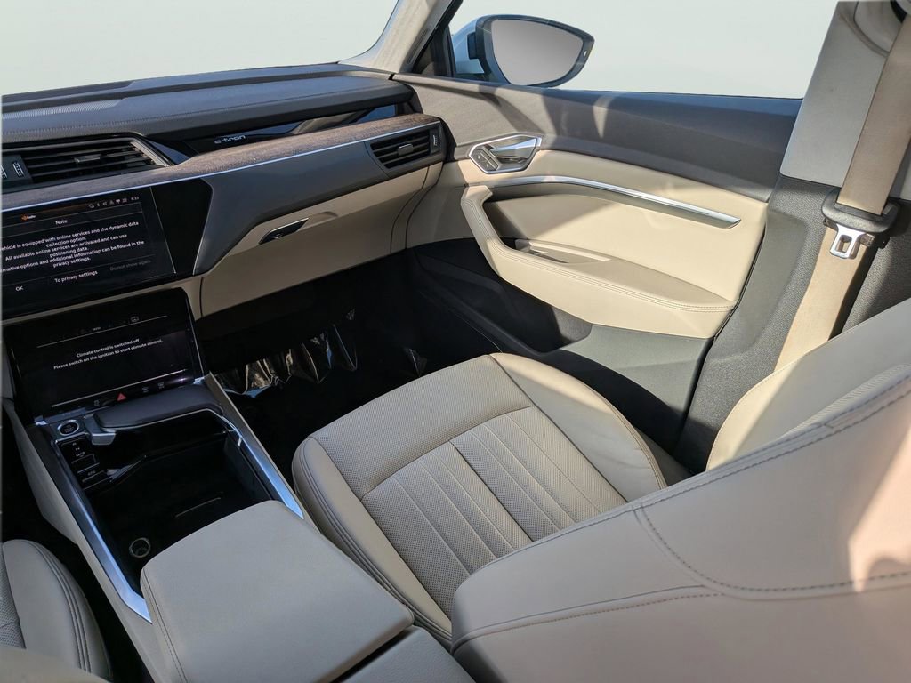 Used 2022 Audi e-tron Premium Plus w/ Premium Plus Package image 17