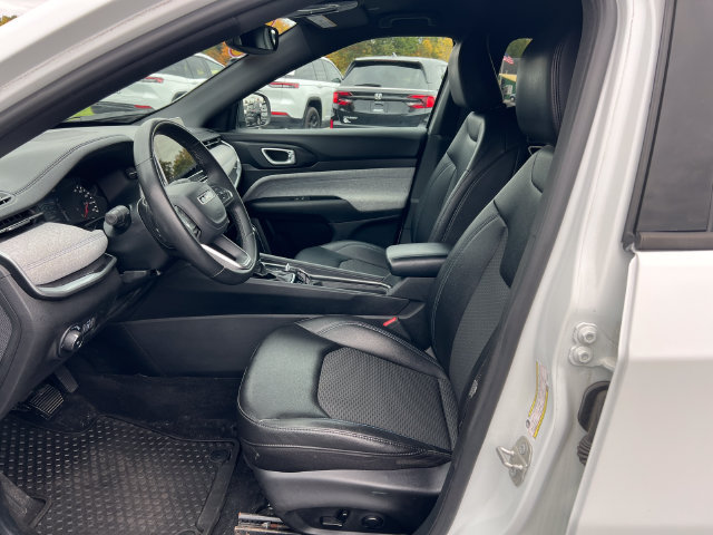 Used 2024 Jeep Compass Latitude w/ Convenience Group AWD/4WD image 4