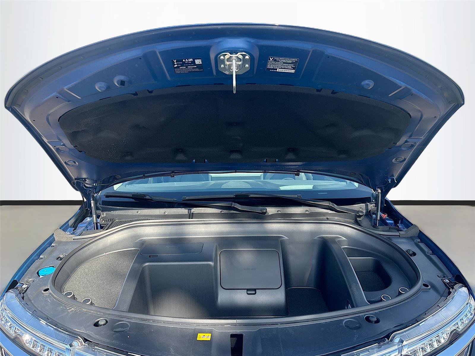 New 2025 VinFast VF 8 Eco image 30