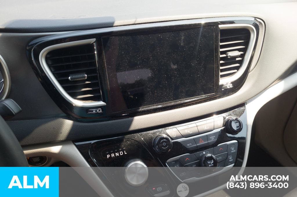 Used 2024 Chrysler Pacifica Touring-L FWD image 8