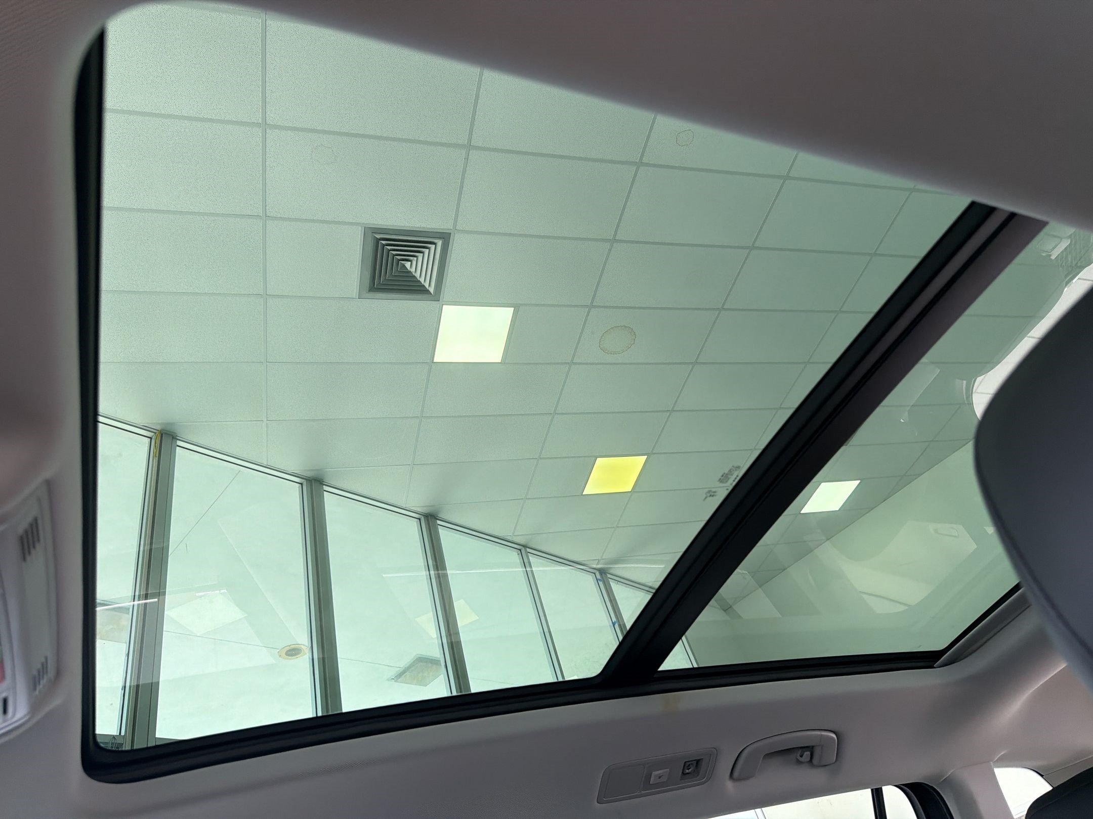Certified 2024 Volkswagen Tiguan SE w/ Panoramic Sunroof Package FWD image 20